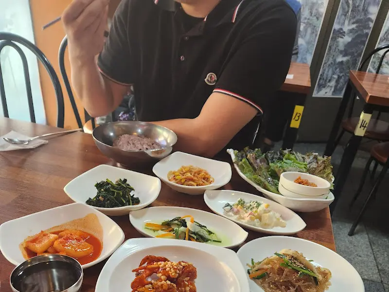 푸짐한 한 상 차림을 즐기는 손님