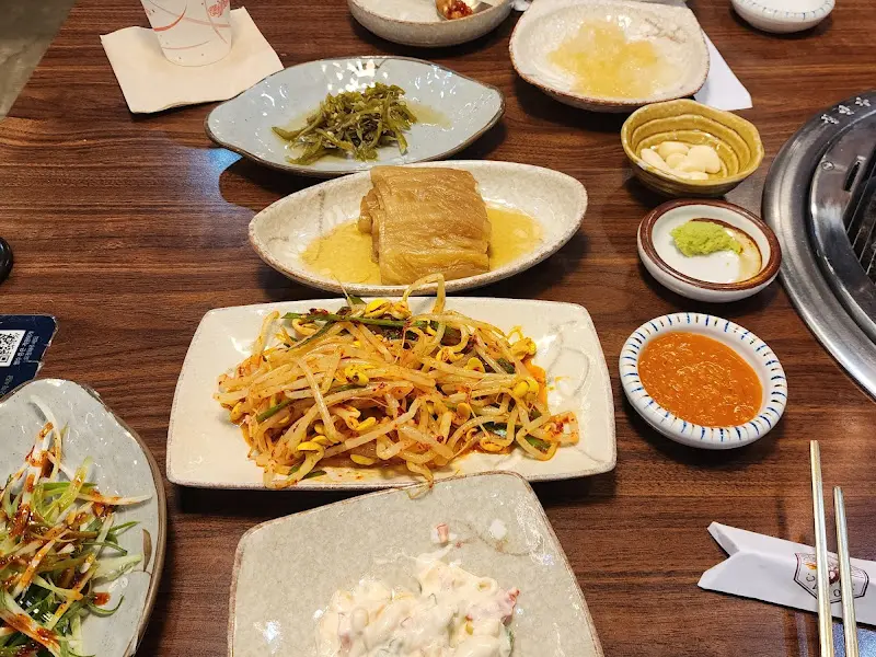 모락식당의 다양한 밑반찬들