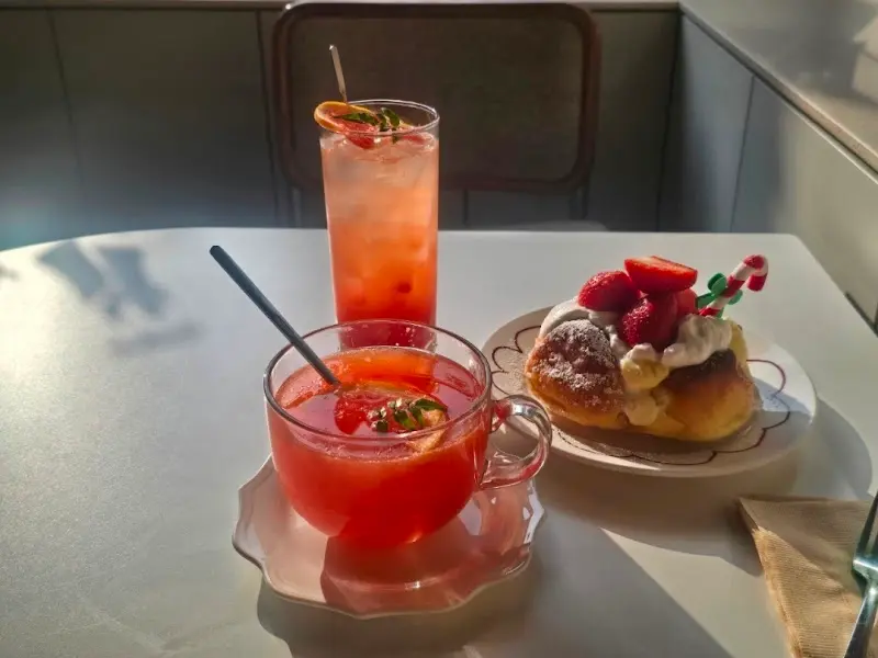 태그원 카페의 아늑하고 감각적인 인테리어