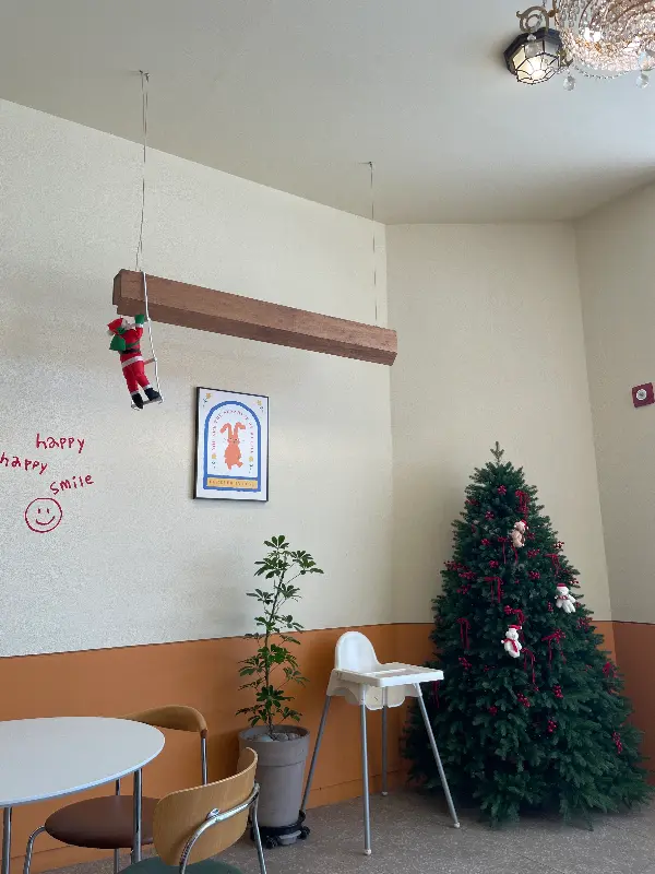 크리스마스 분위기가 물씬 풍기는 버터헤이즐의 내부