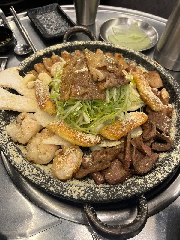 우삼겹과 곱창의 환상적인 만남