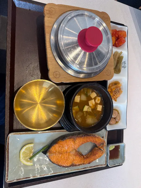 정갈한 반찬 구성