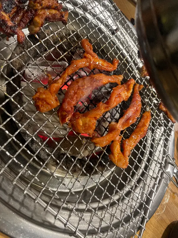 숯불 위에서 구워지는 닭발