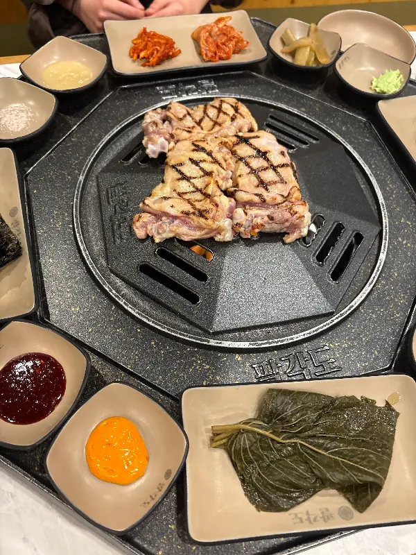 숯불에 구워지는 닭갈비