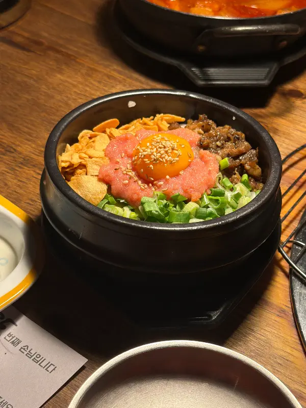 명란 마늘 돌솥밥의 먹음직스러운 모습