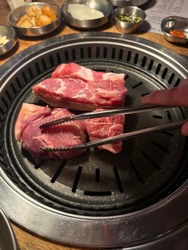 고기를 굽는 모습