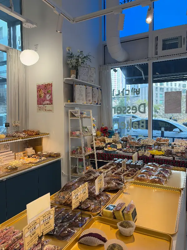 다양한 빵이 진열된 베다니 베이커리 내부