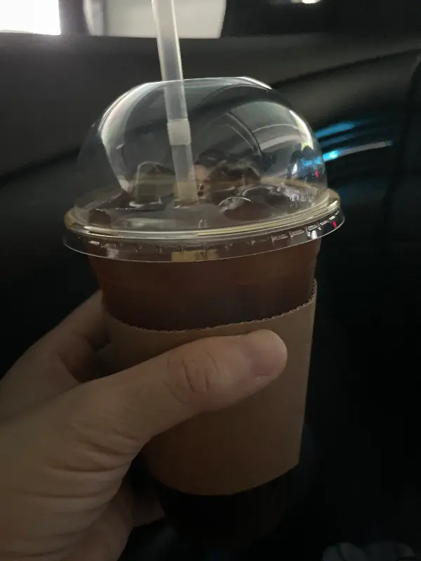 테이크 아웃 컵에 담긴 아이스 아메리카노