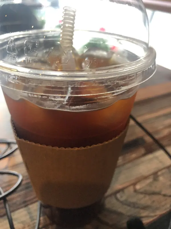 테이크 아웃 컵에 담긴 아이스 아메리카노