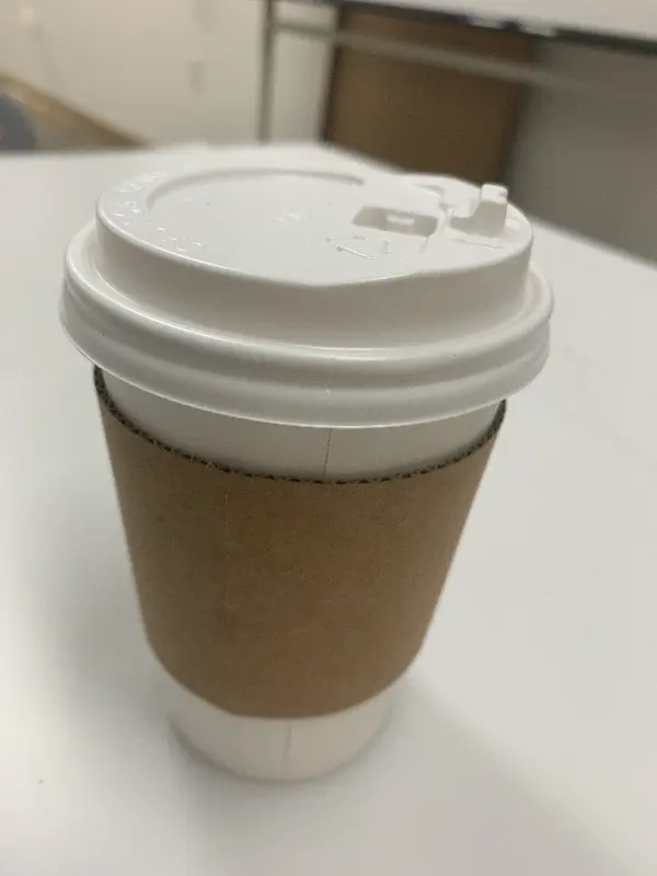 컵 홀더가 끼워진 테이크 아웃 컵