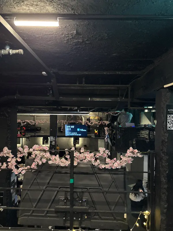 벚꽃 장식이 아름다운 내부 인테리어