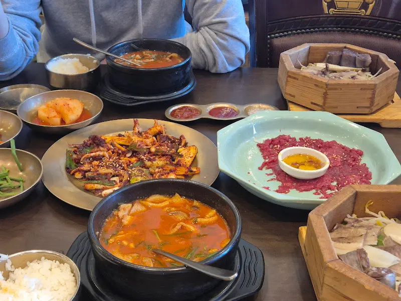 깔끔한 뚝배기에 담겨 나온 순대국