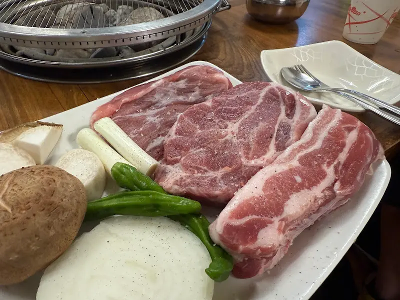 목살과 곁들임 채소