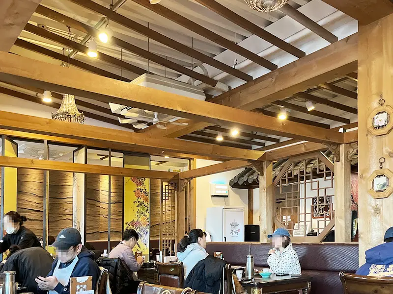 고즈넉한 분위기의 청와옥 내부