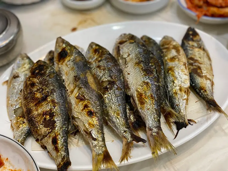 노릇하게 구워진 전어구이