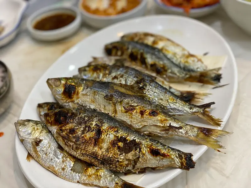 노릇하게 구워진 꽁치구이