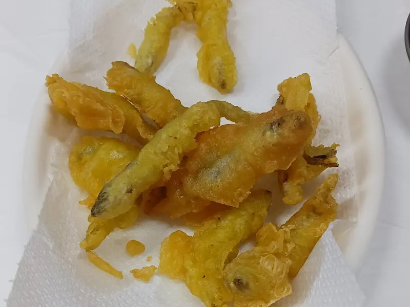 갓 튀겨져 나온 빙어튀김