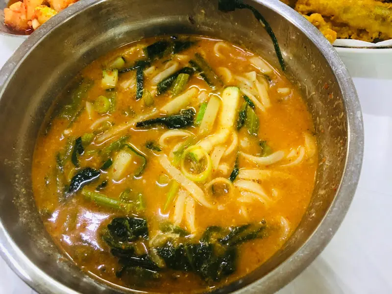 얼갈이 배추가 듬뿍 들어간 어탕칼국수