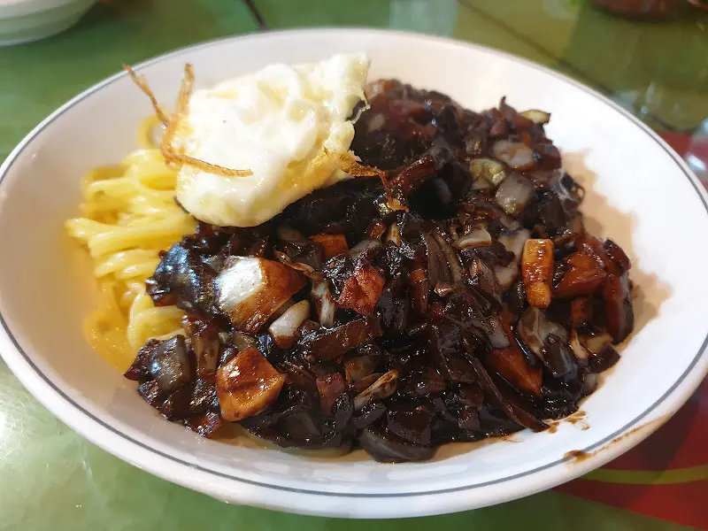 짜장 소스가 듬뿍 부어진 삼선간짜장