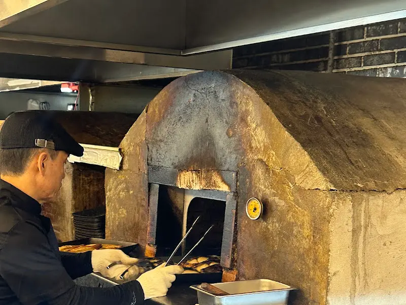 화덕에서 생선을 굽는 모습