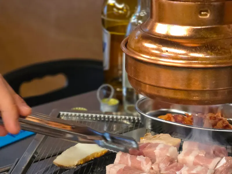 고기를 굽는 모습