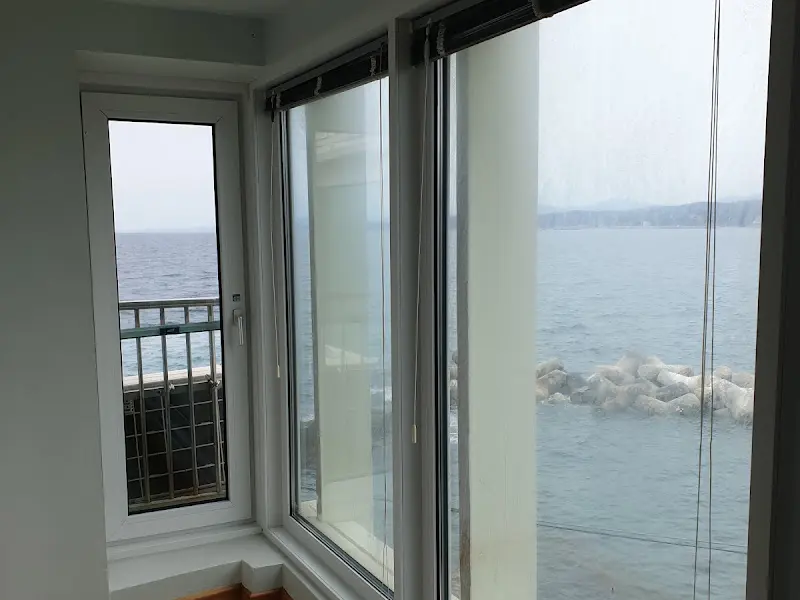 객실 창문에서 바라본 바다