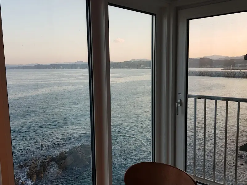 객실에서 바라본 죽변항 풍경