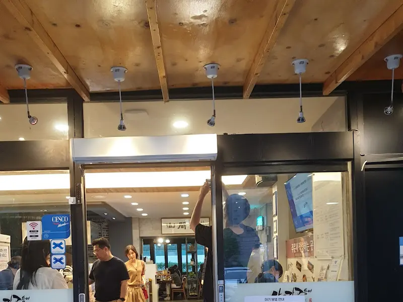 다양한 메뉴를 판매하고 있는 반찬 가게 내부