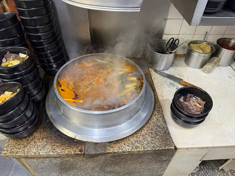 솥에서 끓고 있는 선지국밥