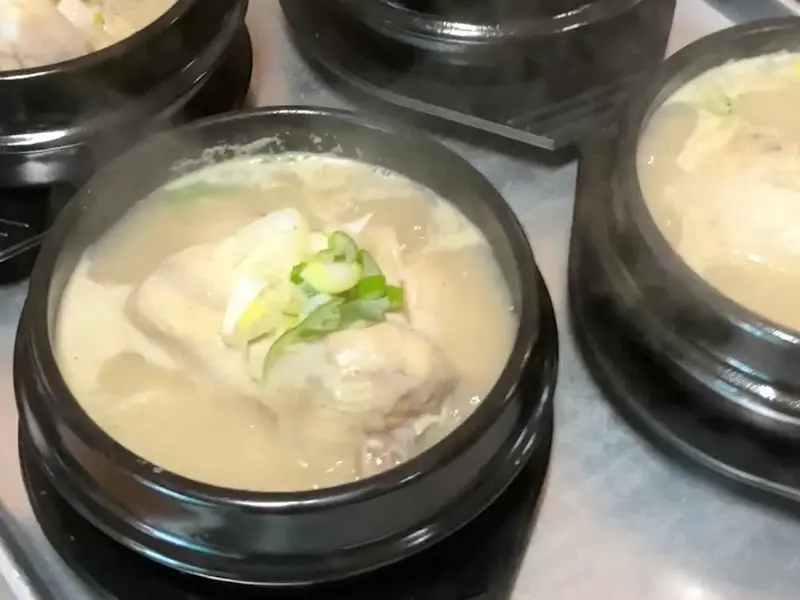 김이 모락모락 나는 삼계탕