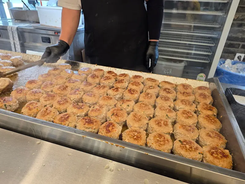 떡갈비를 굽는 모습