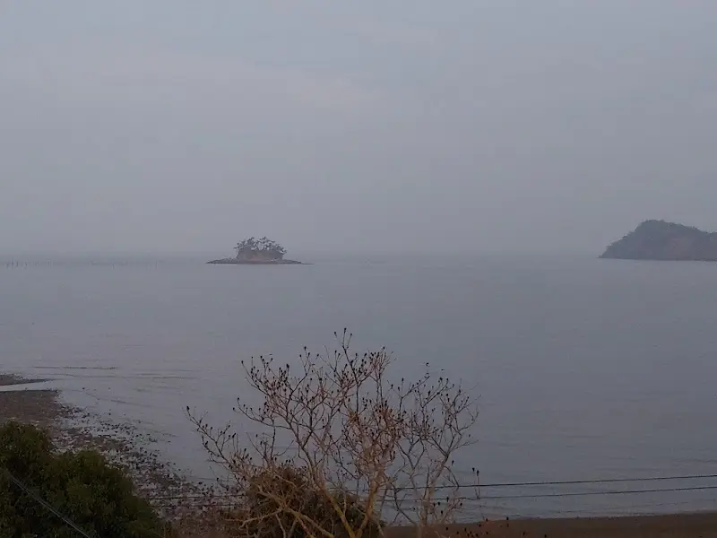 잔잔한 바다, 멀리 작은 섬들이 보인다.