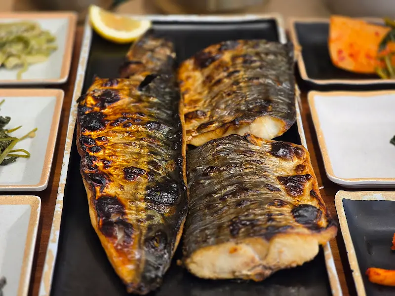 고등어구이와 다양한 밑반찬