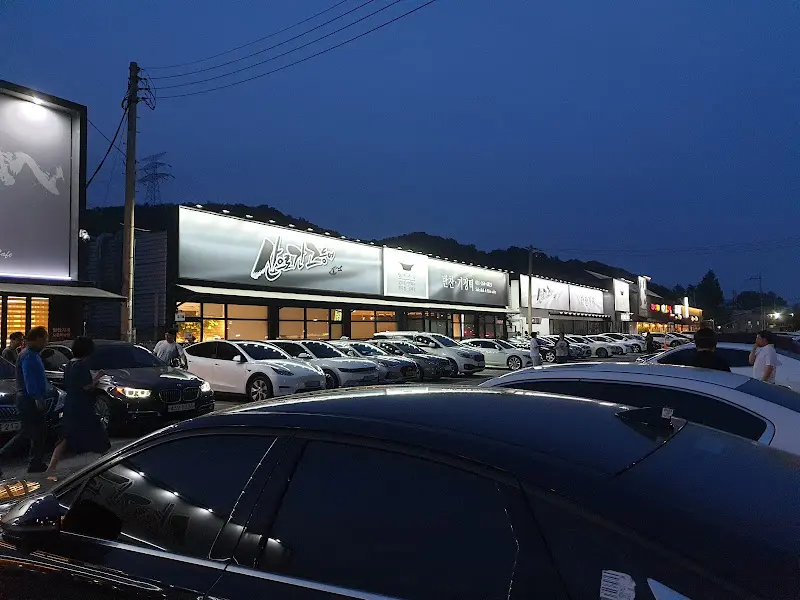 밤에도 손님들로 북적이는 식당 외부 모습