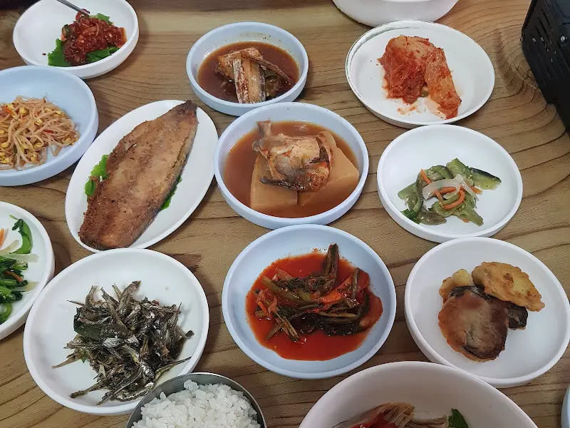 다채로운 반찬들이 놓인 테이블