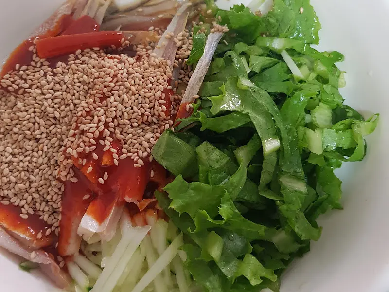 신선한 반지회가 듬뿍 올려진 반지회덮밥