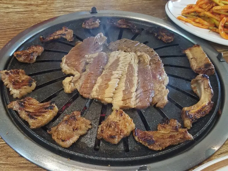 숯불 위에서 맛있게 익어가는 돼지갈비