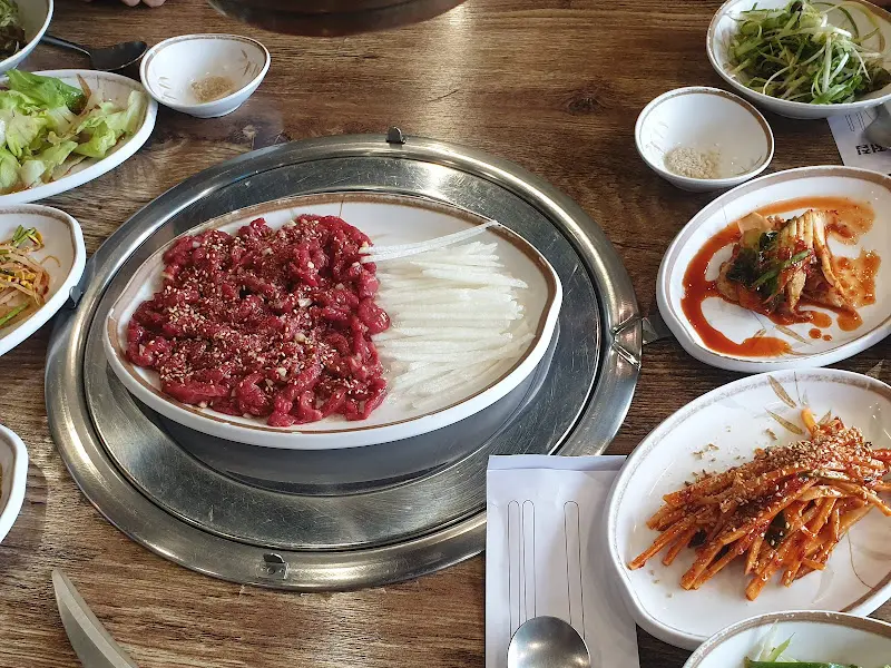 육회와 곁들여진 배의 모습