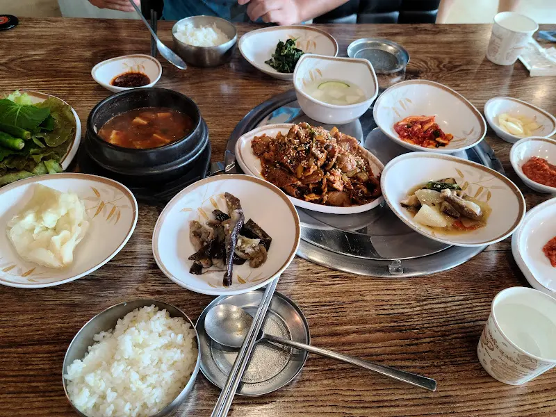 깔끔하게 정돈된 테이블 세팅