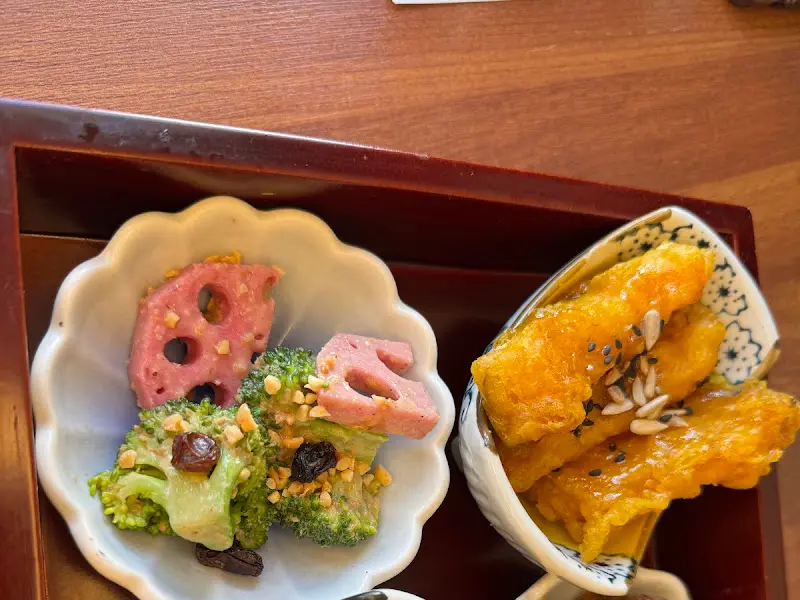 단호박튀김과 브로콜리 샐러드