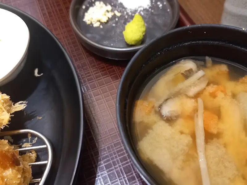 돈까스와 함께 제공되는 소금, 와사비