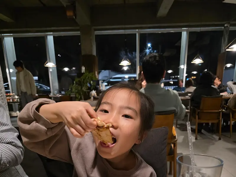 라체나 피자 먹는 아이