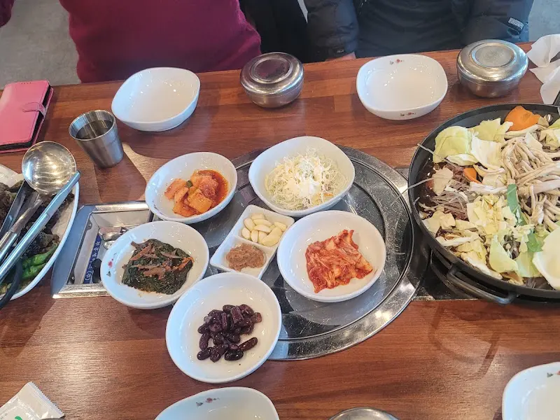 정갈하게 차려진 밑반찬과 불고기 전골 냄비