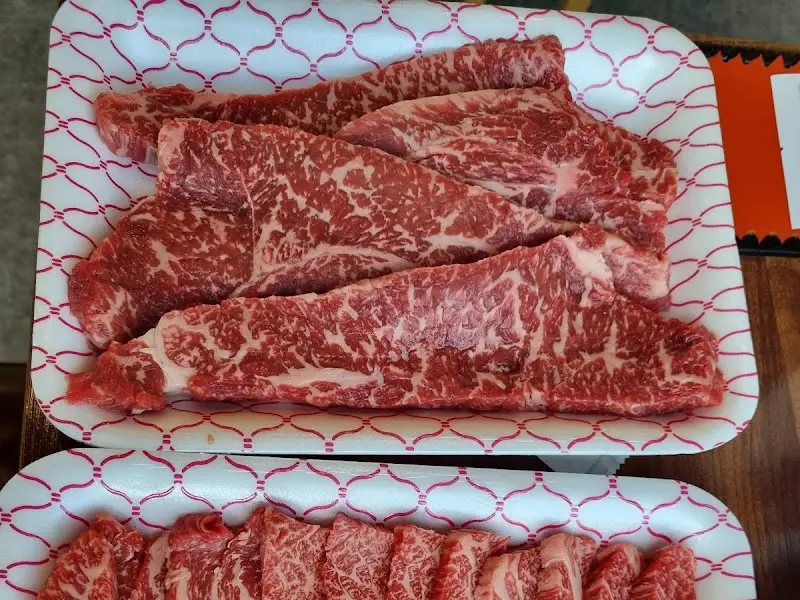 1층 식육점에서 판매하는 신선한 한우