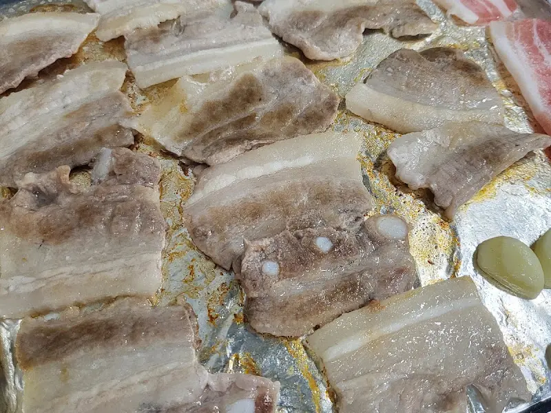 구워지는 냉동 삼겹살