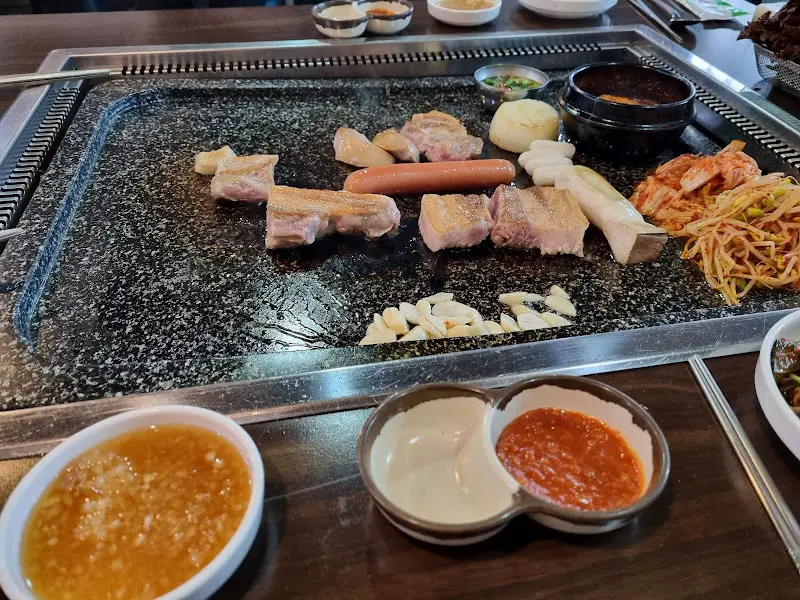 돌판에 익어가는 삼겹살