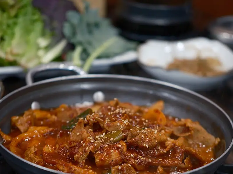 윤기가 자르르 흐르는 돼지불백