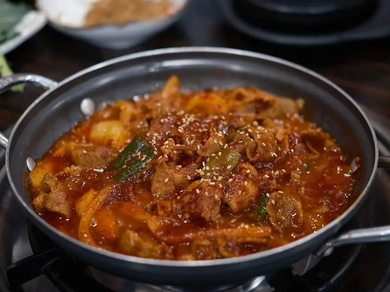 테이블 위에서 끓고 있는 돼지불백