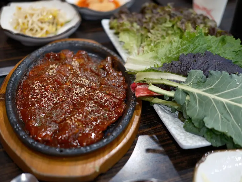 돼지불백과 쌈 채소 한 상 차림