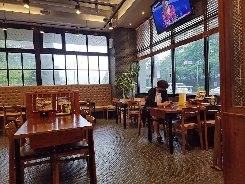 스시미르네 용호점 내부